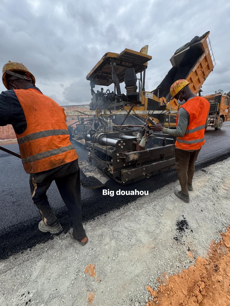 Monafrique8's tweet photo. 🚧#Anyama, aux abords du Stade d’Ebimpé, et s’étend jusqu’au carrefour #Jacqueville : la poursuite des travaux de la Y4 . 

#CIV225 #ONCONTINUEAVECADO https://t.co/Mes4m20FcG