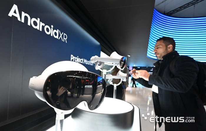lafaiel's tweet image. Samsung’s first XR headset(Project Moohan) is slated for October 21. It’s expected to feature a 3800 ppi display—higher than Vision Pro’s 3391 ppi.
Qualcomm XR2+ Gen 2 chip, 16GB RAM, and a price around $2,000
