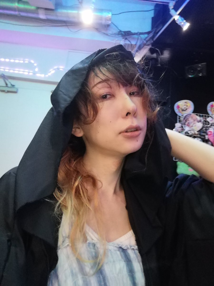 function144's tweet image. めぐみ店長がコート手作りしたー!!!って自慢してたらお客様から「舞台衣装?」と言われてました。
舞台、やります。BARで。客席と演技スペースの境目が無いイマーシブシアター。「キョロキョロしながら観てください!」って前説するらしいです。
詳細は引用元っ!
(めぐみ店長もチョット出るよ