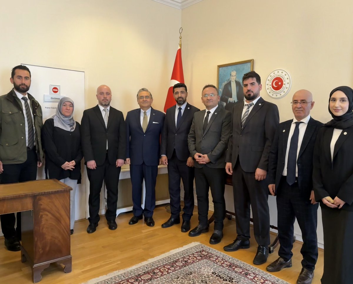 UK_UID's tweet image. UID Birleşik Krallık Başkanımız Sayın Halil Erdoğan ve BYK heyeti olarak, yeni atanan T.C. Londra Başkonsolosu Büyükelçi Doç. Dr. Hasan Ulusoy’u ziyaret ettik.
Zât-ı âlilerine nazik ev sahipliği için teşekkür ediyoruz. 🇹🇷🇬🇧
#UID #UIDUK #Londra #Başkonsolosluk #Diplomasi