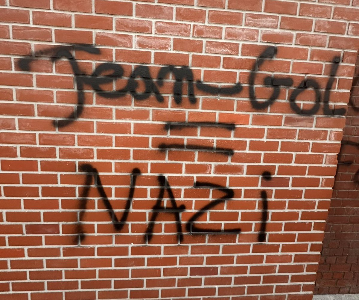 Après nous avoir assimilés à des nazis hier, après qu’une inscription avait déjà traité Jean Gol de « nazi » lors d’une conférence du <a href="/CentreJeanGol/">Centre Jean Gol</a> plus tôt cette année, aujourd’hui c’est sa tombe elle-même qui est profanée.
Une honte absolue, une ligne rouge de plus franchie