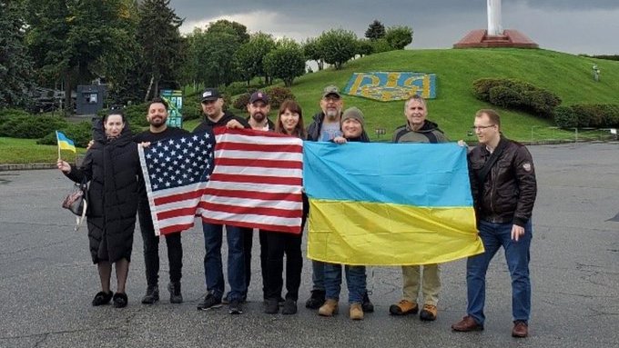 Wujek zabójcy Charlie'go Kirk'a, Rick Robinson, był dyrektorem Radia Wolna Ukraina oraz współpracuje z batalionem AZOV w zakresie szkolenia.

Taki tam przypadek.