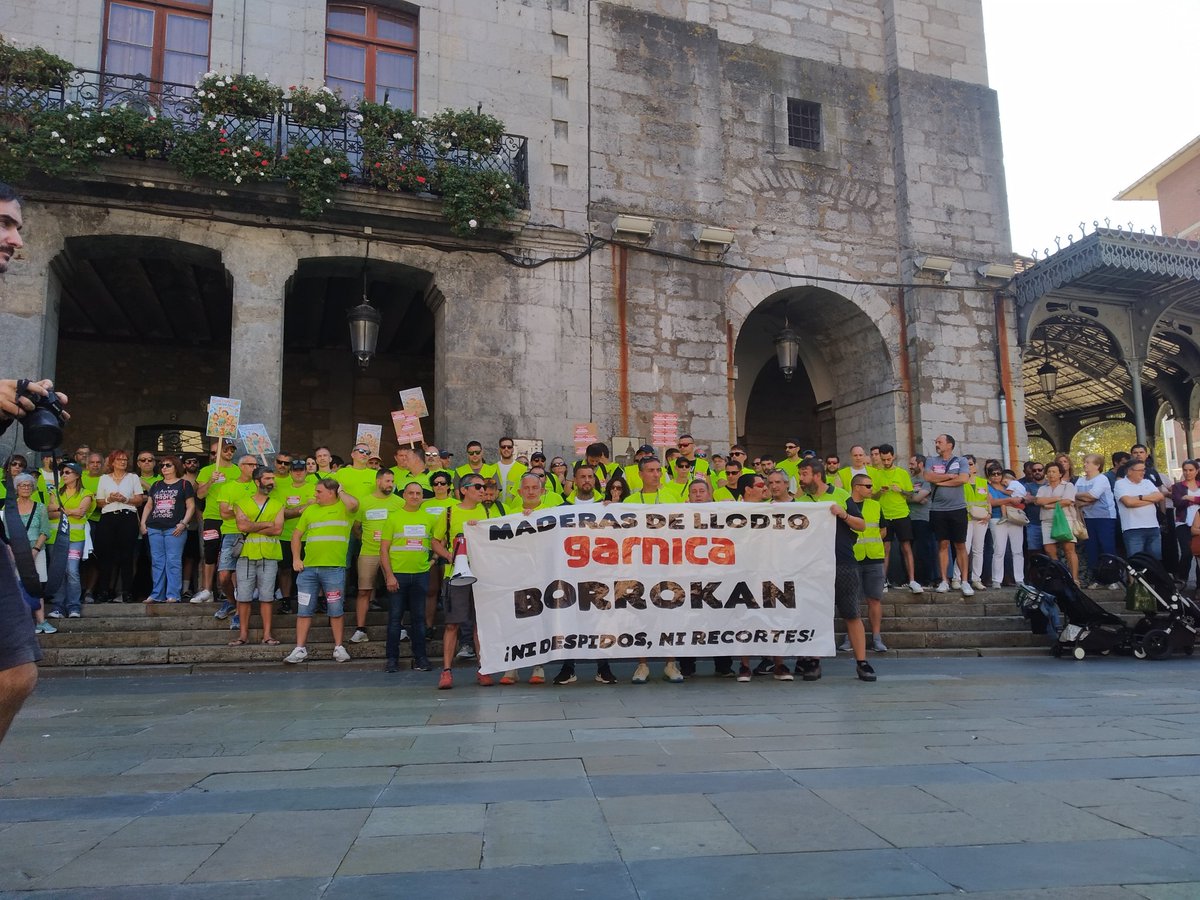 LABaiara's tweet image. 🔴Bigarren greba eta mobilizazio eguna Maderas de Llodio - Garnican

Maderas Llodioko langileek elkarretaratze jendetsua egin dute Laudioko plazan

📢¡En Garnica no sobra nadie!! 
Ez, ez, ez, kaleratzerik ez!😡
#EnDefensaDelEmpleo
#KaleratzerikEz
#SOSaiaraldea