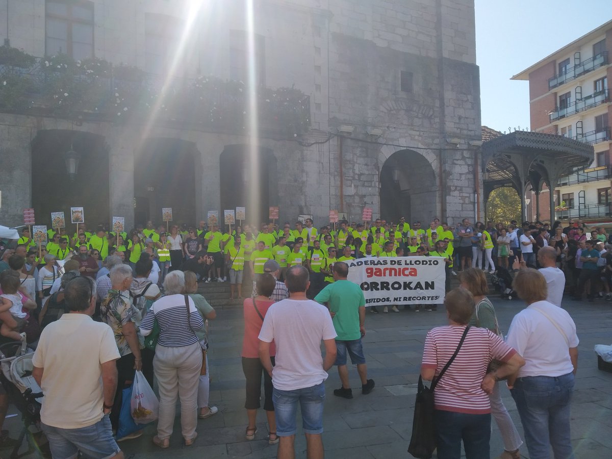 LABaiara's tweet image. 🔴Bigarren greba eta mobilizazio eguna Maderas de Llodio - Garnican

Maderas Llodioko langileek elkarretaratze jendetsua egin dute Laudioko plazan

📢¡En Garnica no sobra nadie!! 
Ez, ez, ez, kaleratzerik ez!😡
#EnDefensaDelEmpleo
#KaleratzerikEz
#SOSaiaraldea