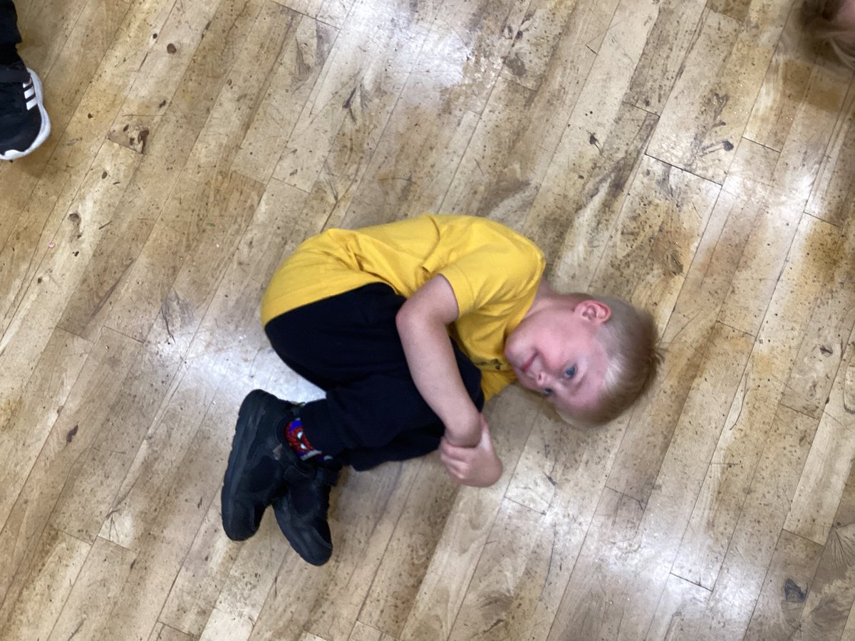 CGIY2Carr's tweet photo. In PE we made a tuck shape with our bodies, look how well we did ๐ฅฐ #CGIWB #healthyconfidentindividuals https://t.co/6rPN4FBfdR