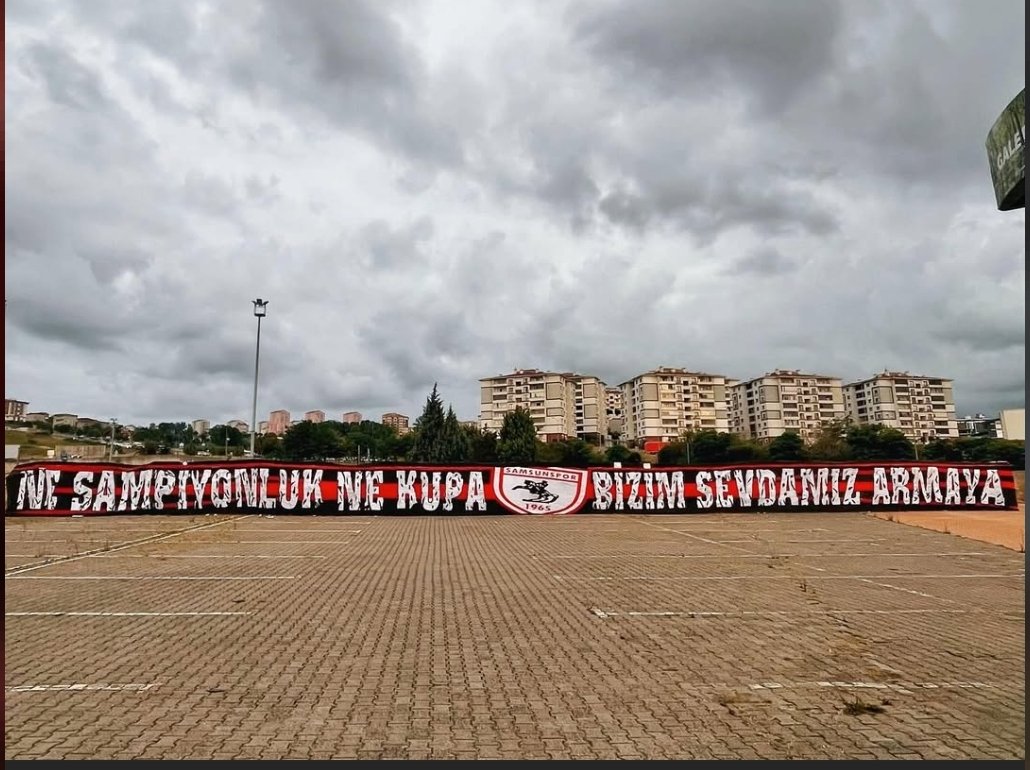 Gerekirse hepimiz ölelim Samsunspor çok yaşasın, Avrupaya gittiğimiz şu tarihi sezonda üç beş puan kaybı için takımını terkedenin anasını avradını.

NE ŞAMPİYONLUK NE KUPA BİZİM SEVDAMIZ ARMAYA
