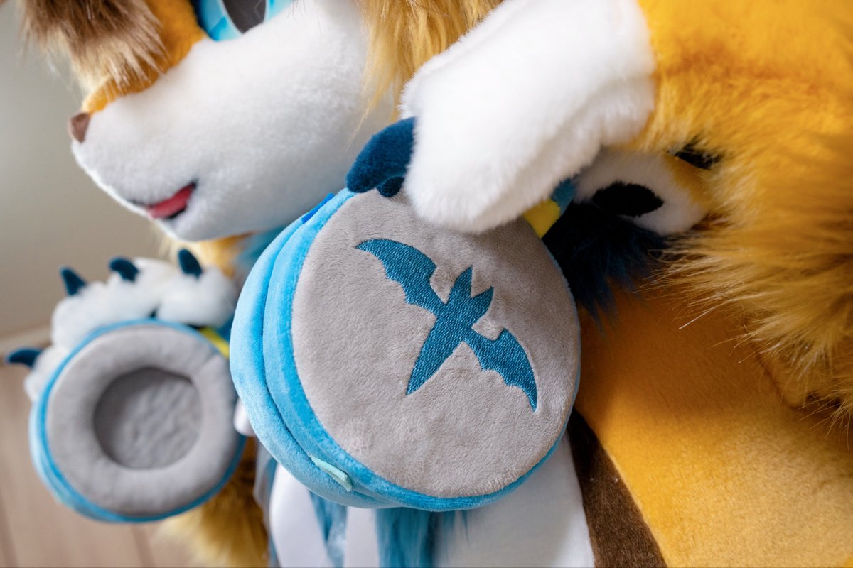 ヘッドホンのぬいぐるみは存在感のある大きめサイズです！
コウモリのマークは刺繍になっています🦇