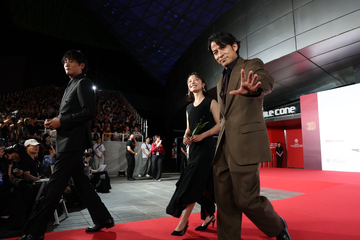 NetflixJP's tweet image. 第30回釜山国際映画祭
オープニングセレモニーに
〈オンスクリーン部門〉招待作品
豪華キャスト＆監督陣が登場！✨

◆Netflixシリーズ『イクサガミ』
岡田准一、藤﨑ゆみあ、藤井道人監督

#イクサガミ #lastsamuraistanding