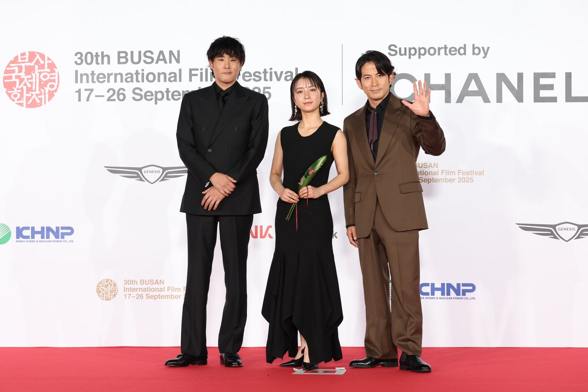 NetflixJP's tweet image. 第30回釜山国際映画祭
オープニングセレモニーに
〈オンスクリーン部門〉招待作品
豪華キャスト＆監督陣が登場！✨

◆Netflixシリーズ『イクサガミ』
岡田准一、藤﨑ゆみあ、藤井道人監督

#イクサガミ #lastsamuraistanding