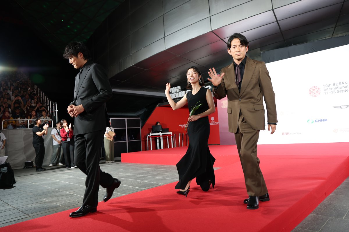 NetflixJP's tweet image. 第30回釜山国際映画祭
オープニングセレモニーに
〈オンスクリーン部門〉招待作品
豪華キャスト＆監督陣が登場！✨

◆Netflixシリーズ『イクサガミ』
岡田准一、藤﨑ゆみあ、藤井道人監督

#イクサガミ #lastsamuraistanding