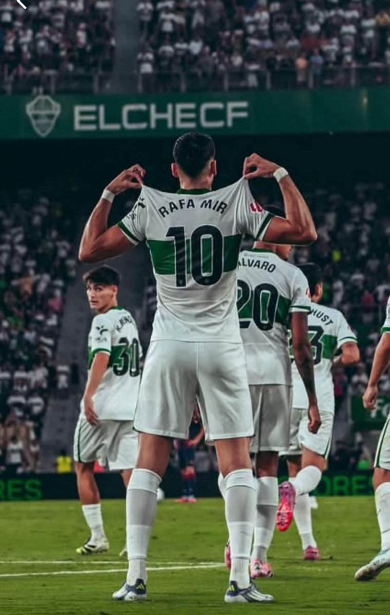 Predatoreee's tweet photo. @celiiafdezp a llorar con el sporting fea 🤣 https://t.co/UDY4AhTiTr