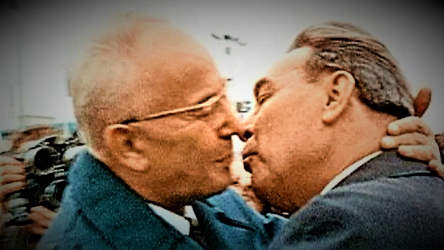 ДОЖДАЛИСЬ!

В РПЦ разрешили мужчинам целовать друг друга в губы.

Иеромонах  Макарий заявил, что по канонам православия верующие одного пола могут  приветствовать друг друга поцелуем — в губы, щеку или плечо.