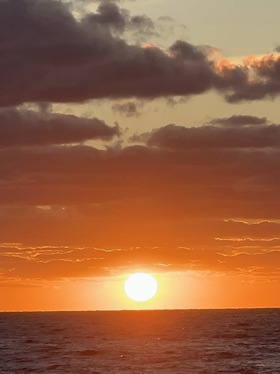 いつもありがとうございます✨
週の後半もよろしくお願いします♫✨
#カコソラ
夕暮れ気分