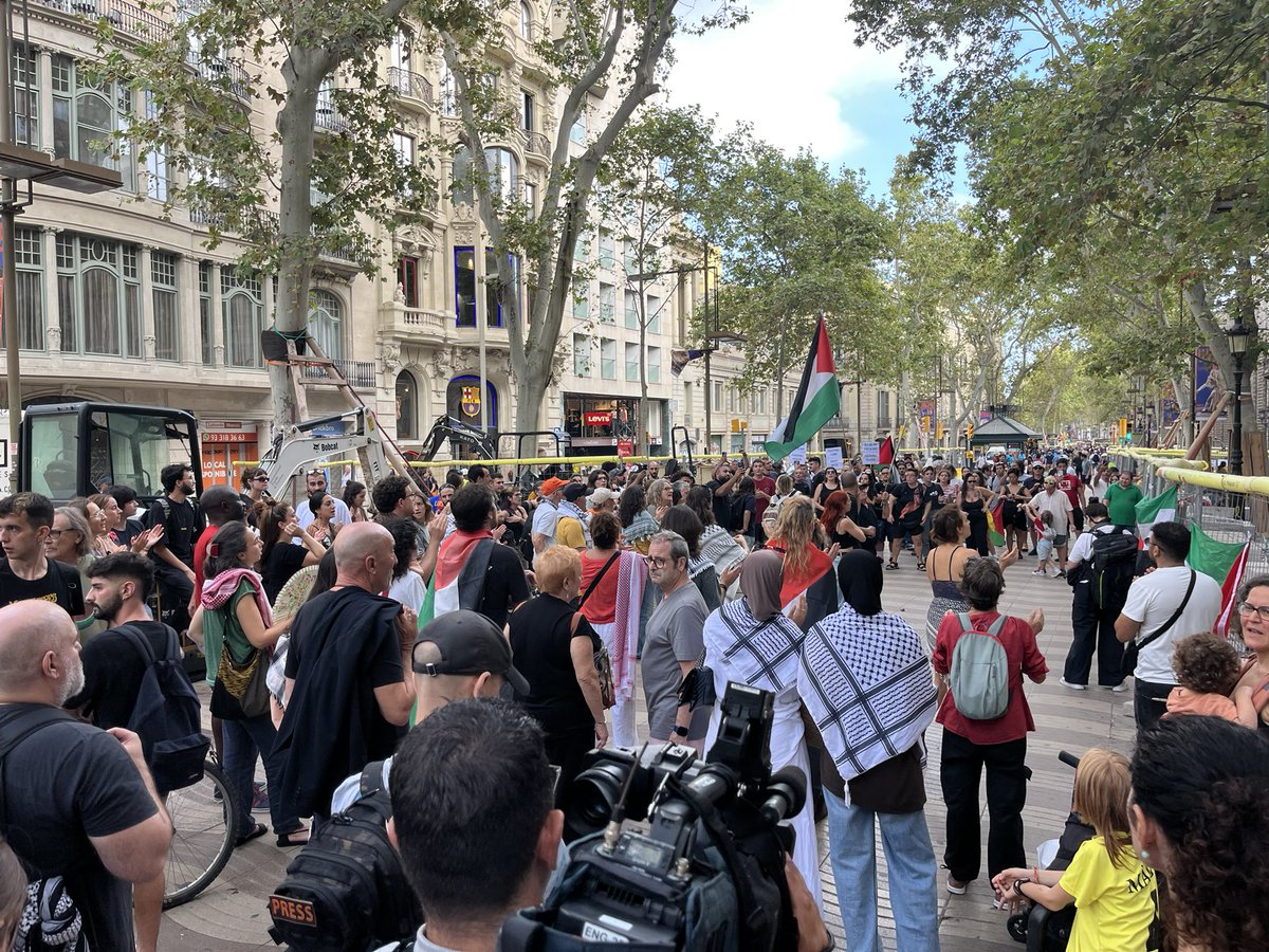 🔴 Concentración propalestina en la Rambla de Barcelona, frente al Carrefour, que ha tenido que bajar sus persianas. Piden el boicot del supermercado francés, asegurando que son cómplices de la situación en la franja de Gaza
