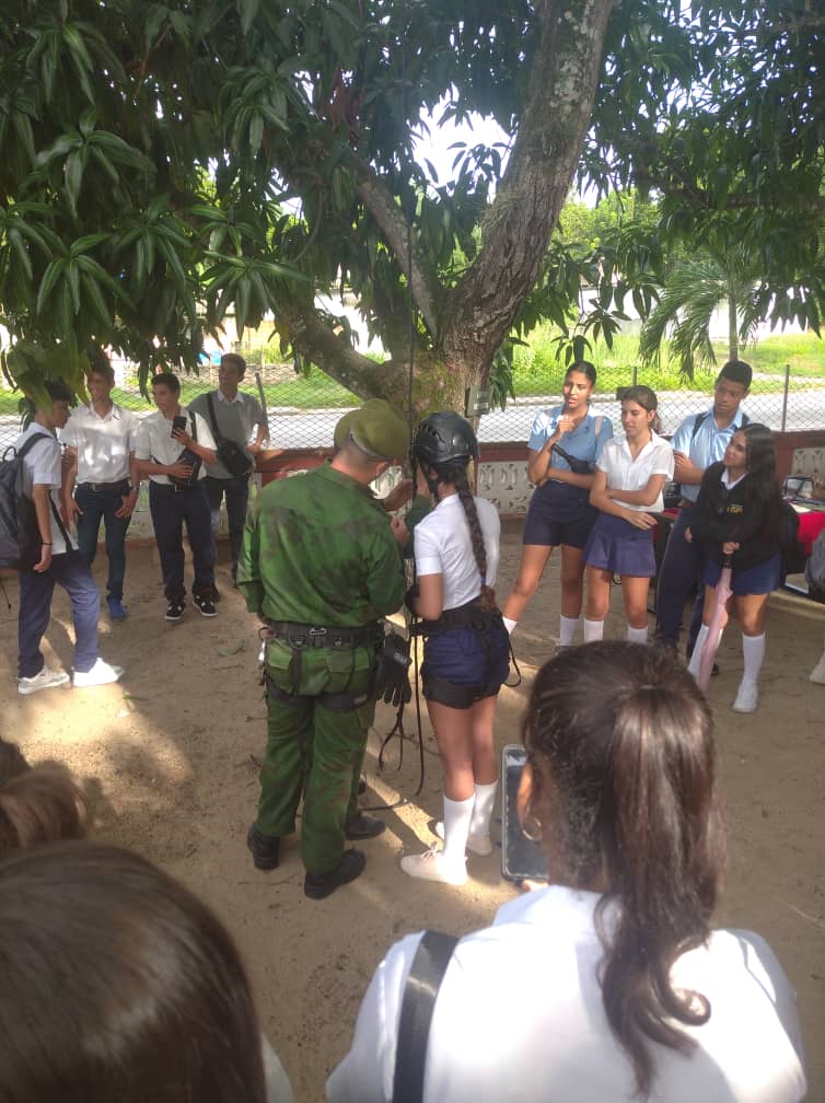 Región Militar Villa Clara (@rmvillaclara1) on Twitter photo Formación vocacional con jóvenes estudiantes del municipio Manicaragua. Una forma de mostrar un futuro posible haciendo patria
#CubaEstáFirme
<a href="/RMVillaClara1/">Región Militar Villa Clara</a> <a href="/MinfarC/">Minfar_Cuba</a> <a href="/CentralEjercito/">Ejército Central Cuba</a>
<a href="/MinfarC/">Minfar_Cuba</a> Formación vocacional con jóvenes estudiantes del municipio Manicaragua. Una forma de mostrar un futuro posible haciendo patria
#CubaEstáFirme
<a href="/RMVillaClara1/">Región Militar Villa Clara</a> <a href="/MinfarC/">Minfar_Cuba</a> <a href="/CentralEjercito/">Ejército Central Cuba</a>
<a href="/MinfarC/">Minfar_Cuba</a>