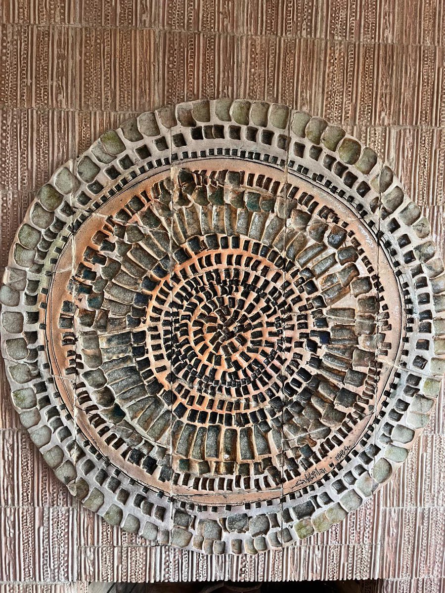 Seramik sanatçısı Attila Galatalı ve Artvin Arhavi’deki evine tasarladığı seramik şömine eseri (1984) 🔆

🌹Attila Bey’in saklı kalmış panosunu bizlerle paylaşan sevgili Ömer Galatalı ve Demet Galatalı’ya çok teşekkür ederiz.

👨🏻‍🎨Attila Galatalı, çağdaş Türk seramik sanat tarihi