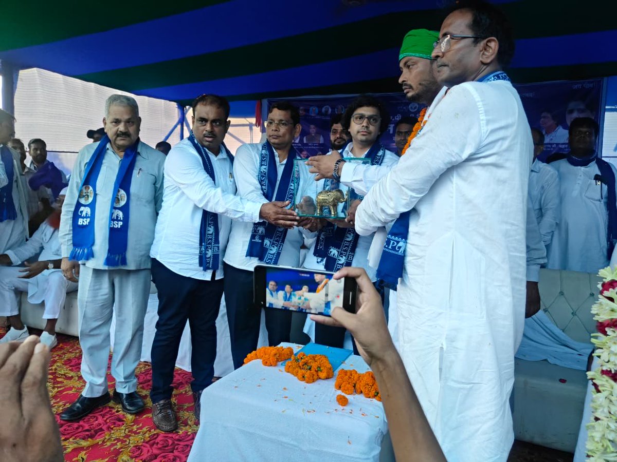 ramjigautambsp's tweet photo. आज सर्वजन हिताय यात्रा बिहार के वैशाली, मुजफ्फरपुर, मोतिहारी में रही जगह -2 यात्रा का स्वागत करने के लिए युवा बुजुर्ग माताएँ और बहने खड़े हुए थे. सभी ने आश्वासन दिया की इस बार अपना वोट BSP को देंगे ताकि वह अपने बच्चों का भविष्य बना सके. जय भीम जय भारत https://t.co/IivTrobRul