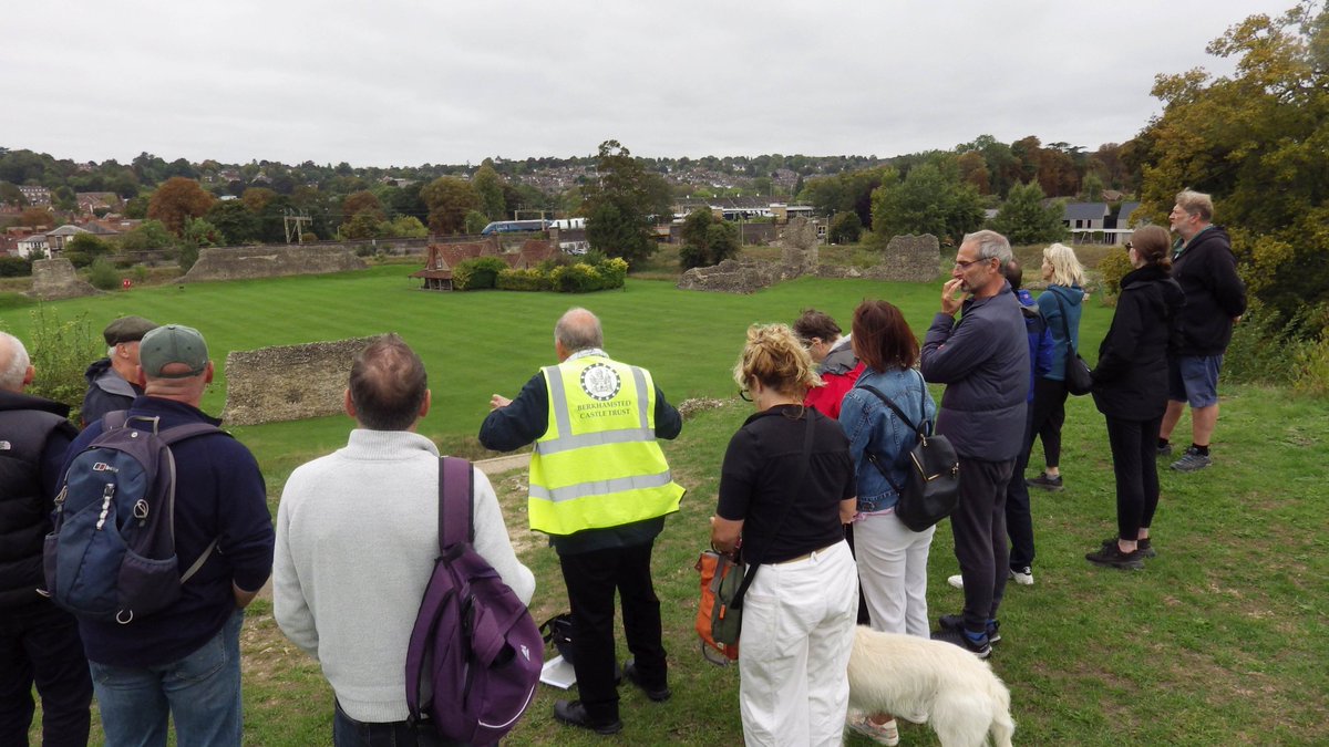 BergonziBen's tweet photo. The town of Berkhamsted where you can have a fascinating tour of the Castle (Berkhamsted Castle Trust) walk the cobbled streets, and pay ยฃ2.65 for a pint of real ale at The Crown (Wetherspoons). Recommended. #researchtrip #HistoricalFiction #WritingCommunity #acruelcorpse https://t.co/Q8vqWDAdWz