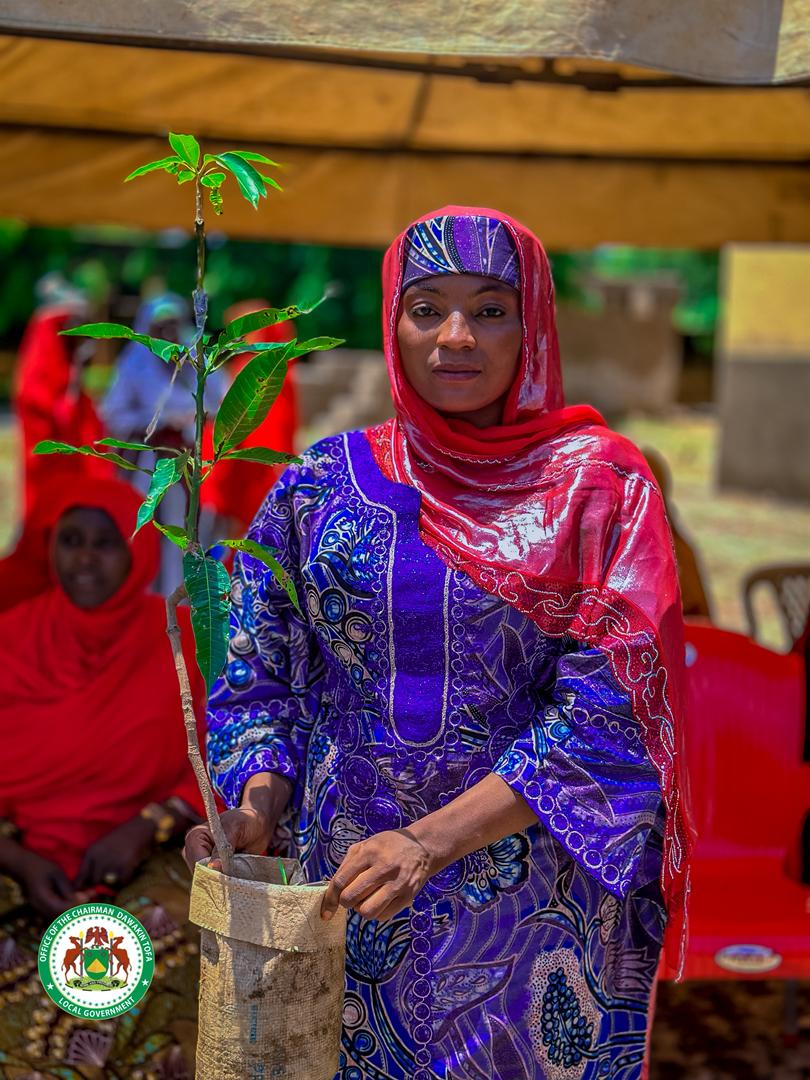 kanoenvironment's tweet image. 𝐏𝐑𝐄𝐒𝐒 𝐑𝐄𝐋𝐄𝐀𝐒𝐄
𝐌𝐢𝐧𝐢𝐬𝐭𝐫𝐲 𝐨𝐟 𝐄𝐧𝐯𝐢𝐫𝐨𝐧𝐦𝐞𝐧𝐭 𝐚𝐧𝐝 𝐂𝐥𝐢𝐦𝐚𝐭𝐞 𝐂𝐡𝐚𝐧𝐠𝐞 𝐄𝐦𝐩𝐨𝐰𝐞𝐫𝐬 𝐑𝐮𝐫𝐚𝐥 𝐖𝐨𝐦𝐞𝐧 𝐰𝐢𝐭𝐡 𝟑,𝟎𝟎𝟎 𝐌𝐚𝐧𝐠𝐨 𝐒𝐞𝐞𝐝𝐥𝐢𝐧𝐠𝐬
Read More.. facebook.com/share/p/1AobrE…