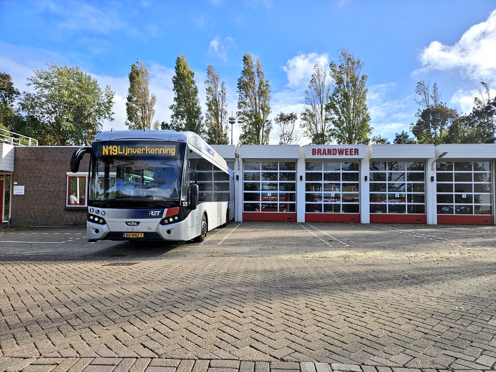 Vandaag een dagje met collega's lijnverkenning gehad op de lijnen N4, N11 en N19.

Met de N19 komen we door mijn dorp heen, dus we hebben even een tussenstop gemaakt aan m'n kazerne voor een bakkie en een kleine rondleiding aan mijn RET collega's.

Morgen zelf de nacht in 🚍💪🏼
