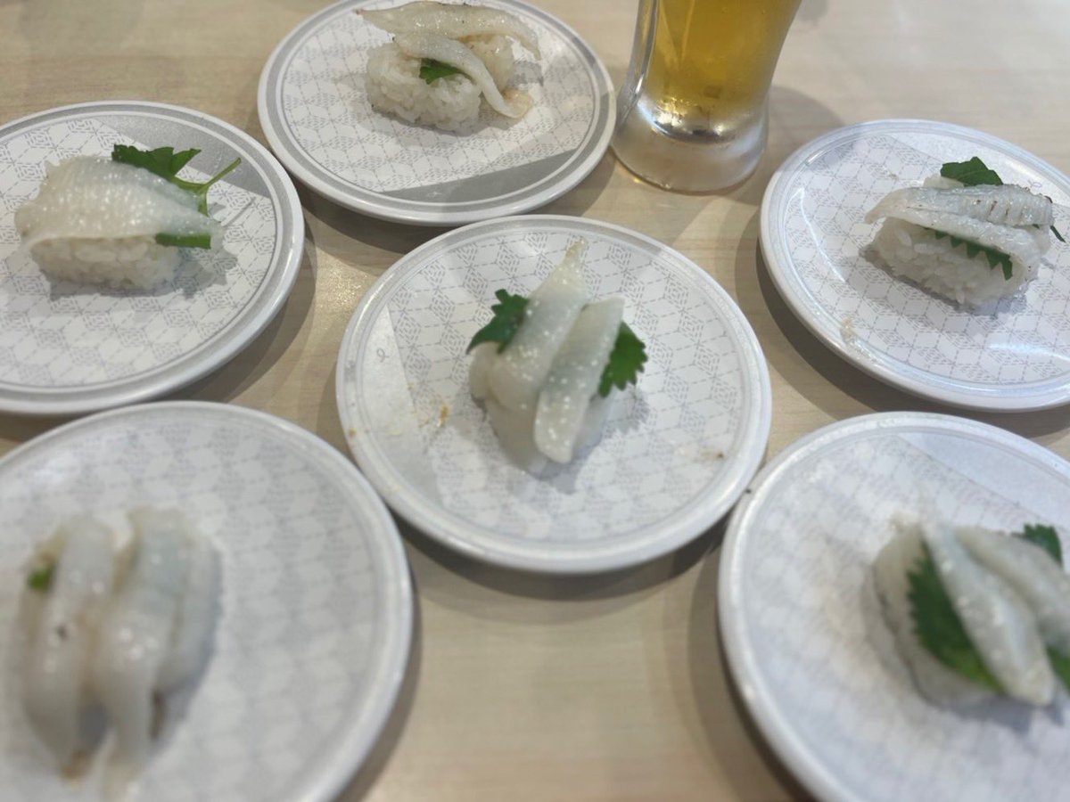 僕の大好きな場所、まぜそばに戻ってきました！🤤今日は初めての特盛を注文😌毎回どんぶりをピカピカにしてしまうのは僕だけですか！？🫣

そして食後のデザートにはま寿司へ🍣大好きな炙りえんがわを12皿いただきました🥴ちょっと食べすぎちゃった🥴 #はま寿司 #ジャンクガレッジ