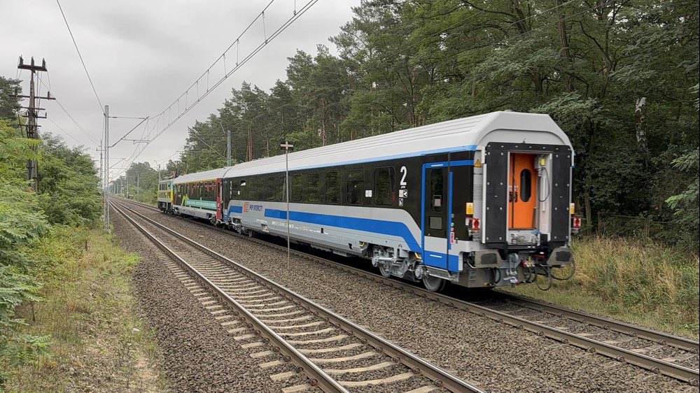 ‼️Jest pierwsza fotka nowego wagonu dla #PKPIntercity z #FPS. Premiera w przyszłym tygodniu. Malowanie dodaje uroku❓
Fot: Baza Wagonów kolejowych/FB
Info: rynek-kolejowy.pl/wiadomosci/pie…