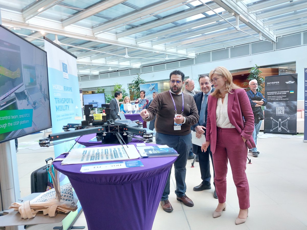 PalomaAbaEU's tweet photo. Delighted to join EIC Drone Day exhibition opening at the Berlaymont!

Inspiring remarks from Commissioner @EZaharievaEU &amp; @MagdaKopczynska on Europe’s innovation future.

@CINEA_EU showcased @Drones4Safety, BURDI &amp; @U_ELCOME advancing #UrbanAirMobility.

https://t.co/BuljWLf99o https://t.co/DZkdcNPICw