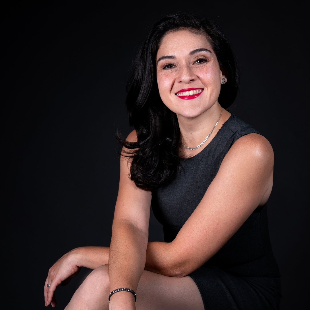 #ENTREVISTA a la soprano venezolana ANNELIA HERNÁNDEZ

"Me conmueve infinitamente la naturaleza y soy muy sensible a las emociones humanas (...) La cultura venezolana es más que decir chévere o defender la arepa en concursos en redes". 

Leer completa: facebook.com/photo/?fbid=13…