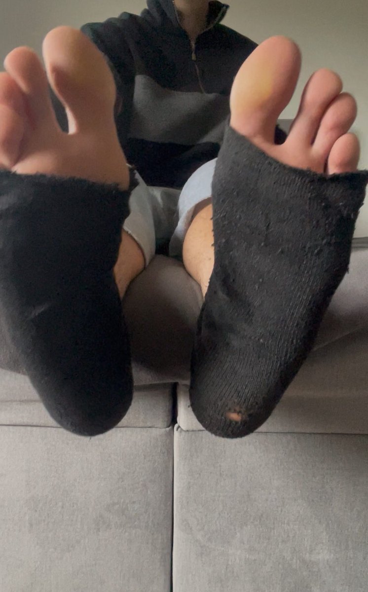 FeetMassive's tweet photo. Haven’t been on here in a minute. Been too busy… growing. Yeah. Even stretched my socks to the limit so much they burst haha. DM if you want custom content of my now even bigger feet. 

#hugefeet #growingfeet #malefeet #footfetish #guysfeet #massivefeet #giantfeet https://t.co/6GH0zanCnY