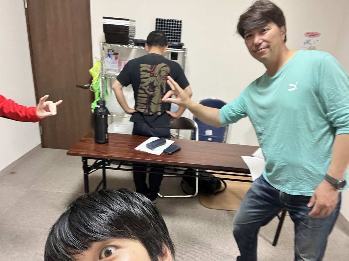 本日あやかし稽古でした！
動きの確認を主にやりましたが、山田と新キャラの終わりのないディフェンスのようなわちゃわちゃ感がめちゃくちゃ楽しかったです。

今回のTシャツですがキョウスケさんがカテジナさん背負ってました。