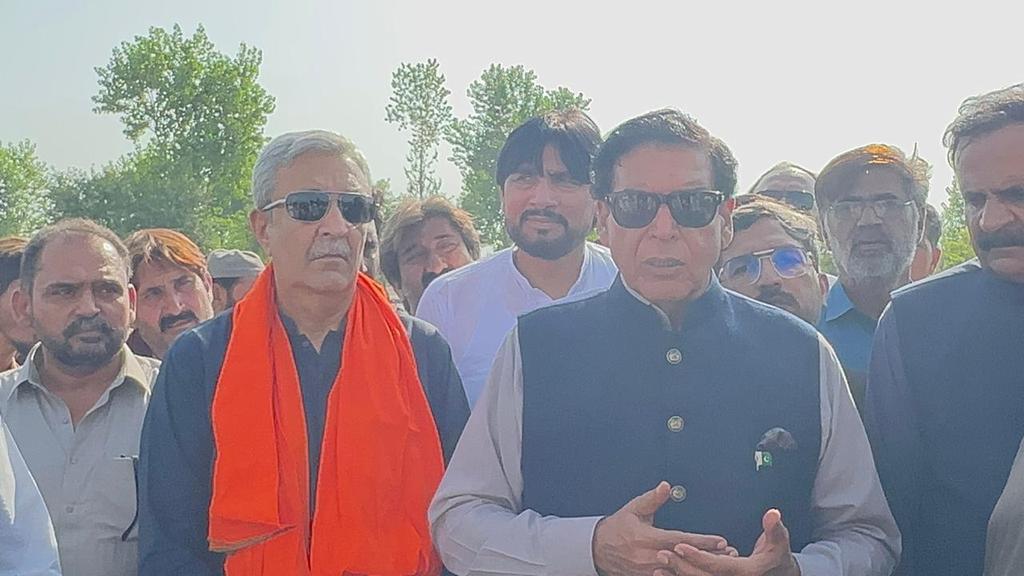 PPP Punjab (@ppppunjabsm1) on Twitter photo عنائیت علی شاہ ،رائے شاہ جہاں بھٹی ،فیاض بھٹی،رانا نعیم دستگیرارشد جٹ حسن بھٹی احسن رضوی ،راو بابرسمیت دیگر مقامی و ضلعی  رہنماؤں،نے شرکت کی متاثرین کی مشکلات سنی اور انہیں تنہا نہ چھوڑنے کا عزم کیا۔
اس موقع پر متاثرہ خاندانوں میں امدادی سامان بھی تقسیم کیا گیا۔
<a href="/RPAPPP/">Raja Pervez Ashraf (Official)</a> عنائیت علی شاہ ،رائے شاہ جہاں بھٹی ،فیاض بھٹی،رانا نعیم دستگیرارشد جٹ حسن بھٹی احسن رضوی ،راو بابرسمیت دیگر مقامی و ضلعی  رہنماؤں،نے شرکت کی متاثرین کی مشکلات سنی اور انہیں تنہا نہ چھوڑنے کا عزم کیا۔
اس موقع پر متاثرہ خاندانوں میں امدادی سامان بھی تقسیم کیا گیا۔
<a href="/RPAPPP/">Raja Pervez Ashraf (Official)</a>