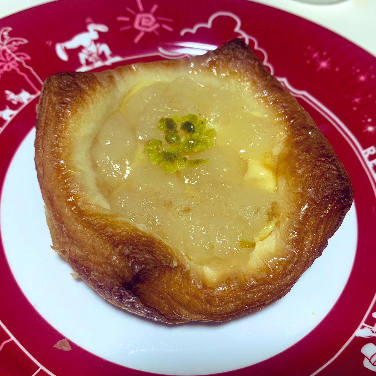 神戸屋の洋梨のデニッシュ🍐
思ったより洋梨がたっぷり乗ってて美味しい！

#最後の晩餐は洋梨