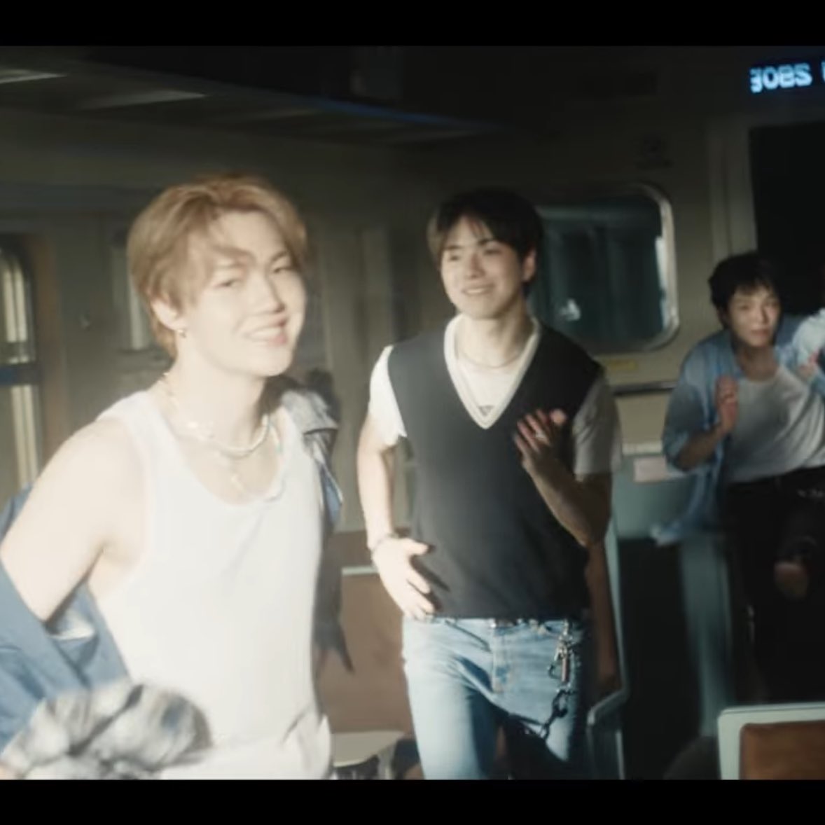 มาจ้า วิเคราะห์ MV กัน 🥳

1. เนื้อเรื่องเพลงนี้เป็นเรื่องของความรักของน้องเล็กที่ จองฮวาน ที่น่าจะเป็นคนบอกเลิกผู้สาว สังเกตุได้จากที่ผู้หญิงจะร้องไห้ตอนแรก และผู้หญิงก็โอเค ได้ เลิกก็เลิก โดยที่พี่ๆคนอื่นก็คอยอยู่เป็นกำลังใจให้น้อง เคารพการตัดสินใจ

2. หลังจากเลิกกัน