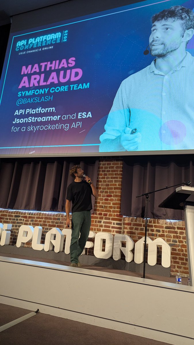 BakslashHQ's tweet image. Time to wrap up this amazing #APIPlatformCon&apos;s first day with our co-founder @matarld  🫶