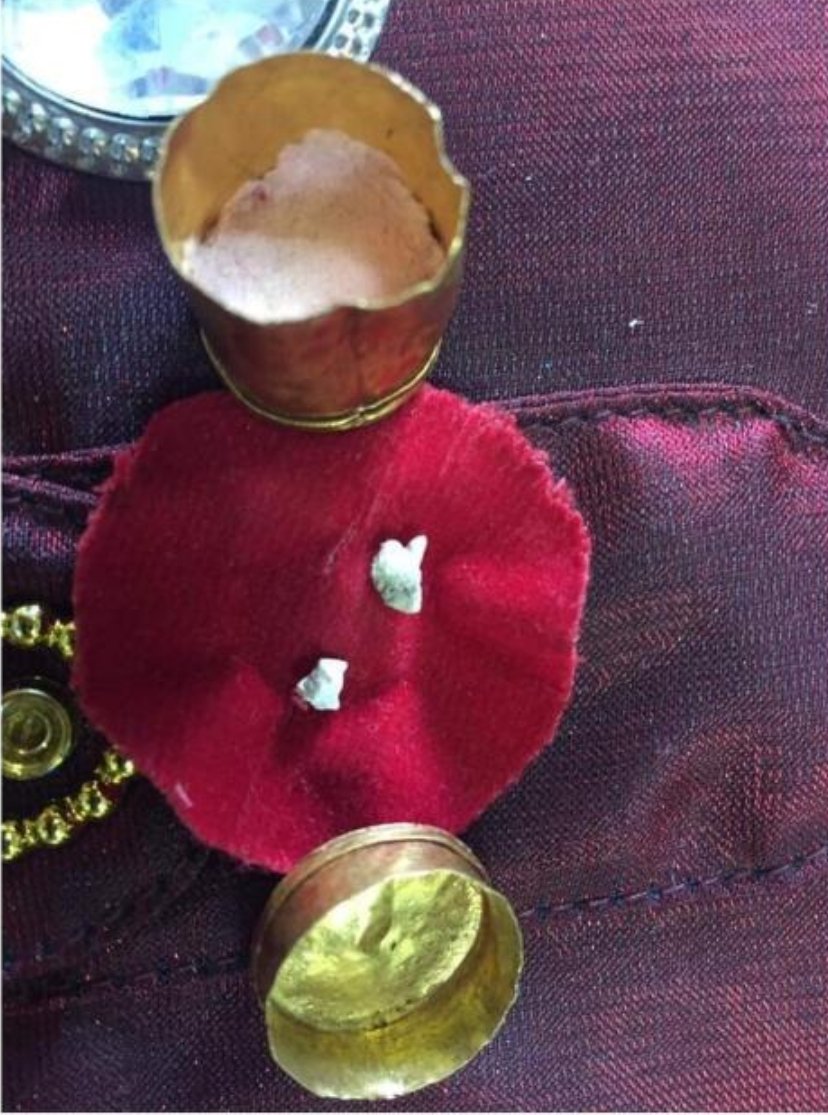 AadiArviind's tweet photo. धम्मराजिका स्तूप तक्षशिला
से प्राप्त दंत अवशेष

सर जॉन मार्शल की रिपोर्ट के अनुसार स्वर्ण पात्र में रखे यह अवशेष भगवान बुद्ध के हैं।

2016 में इसे श्रीलंका में पोलोन्नरुवा, कैंडी और अनुराधापुरम भेजा गया। https://t.co/ou9lUbkDws