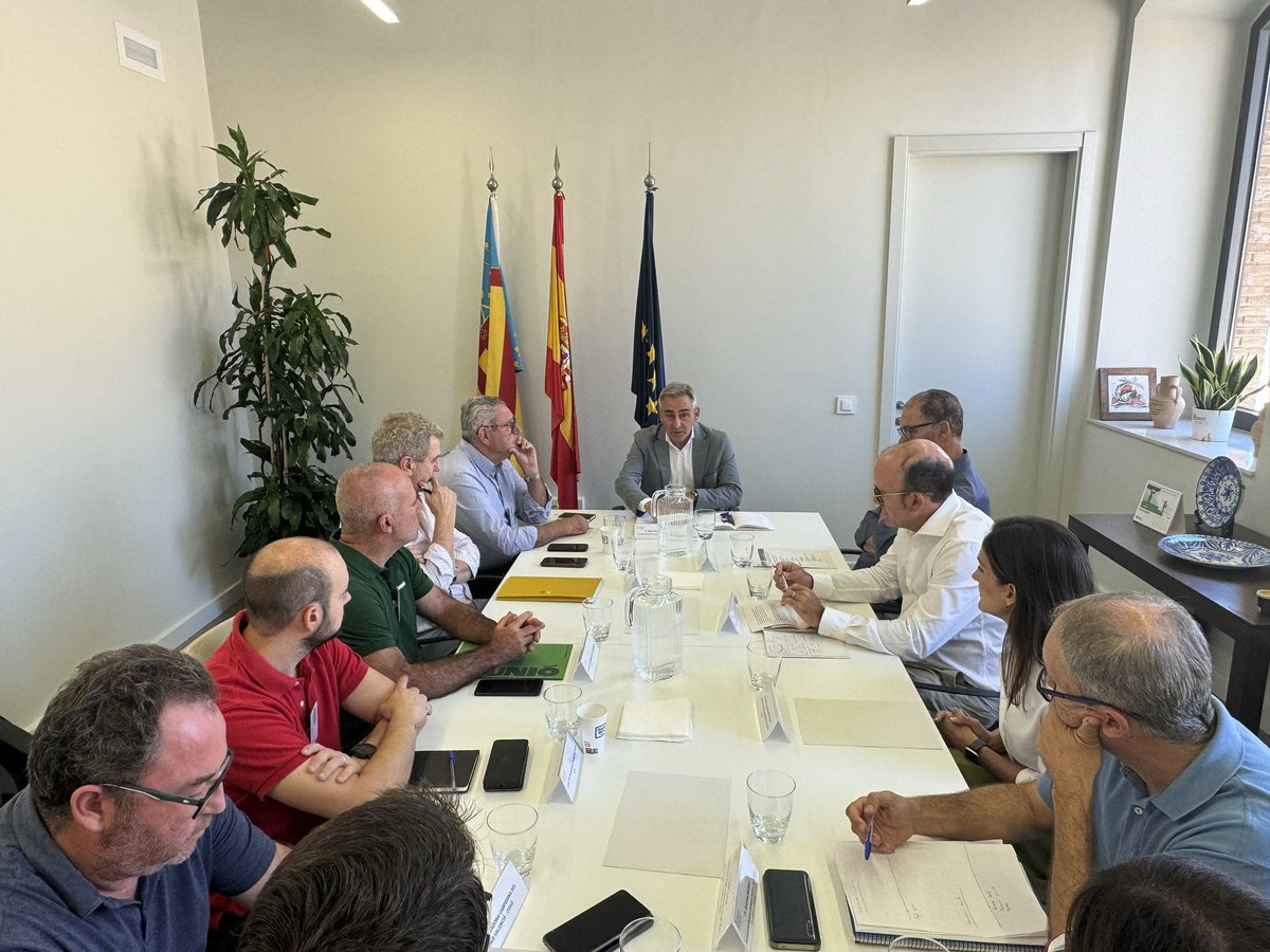 Junto a las organizaciones agrarias preparamos ayudas directas para los agricultores de l’Horta.

Cumplimos con nuestro compromiso de destinar a los agricultores el dinero que el Consell de l’Horta dedicaba a nóminas y bicis eléctricas.

Queremos proteger la huerta ayudando al