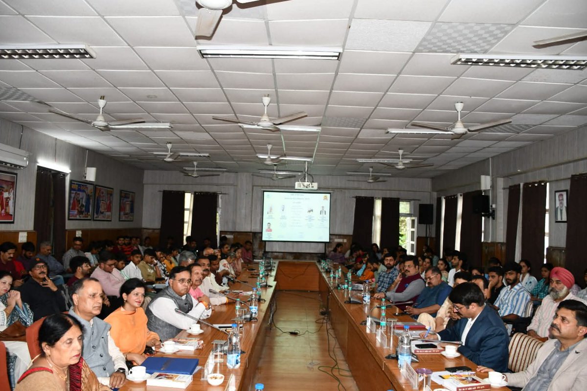 धर्मशाला। हिमाचल प्रदेश केंद्रीय विश्वविद्यालय के पंजाबी एवं डोगरी विभाग की ओर से पूर्व मुख्यमंत्री श्री शांता कुमार जी की आत्मकथा “निज पथ का अविचल पंथी” का पंजाबी भाषा में किए गए अनुवाद पुस्तक का विमोचन धौलाधार परिसर के सभागार में किया गया। इस मौके पर बतौर मुख्य अतिथि पूर्व