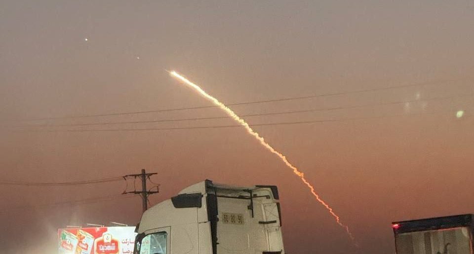 Currentreport1's tweet image. BREAKING 

Iran conducted a test of an unknown missile.

The missile was seen hundreds of kilometers away from the launch site.