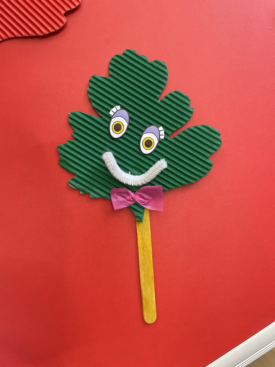 GreenwichLibs's tweet image. We enjoyed a crafty #MessyMorning at #PlumsteadLibrary today! We made We made some lovely leaf people with corrugated paper leaves today, to mark the season of Autumn starting! 🍁 Join the fun every Thursday from 10.30-11.30am to borrow books + #Craft! 📚 #LoveYourLibrary