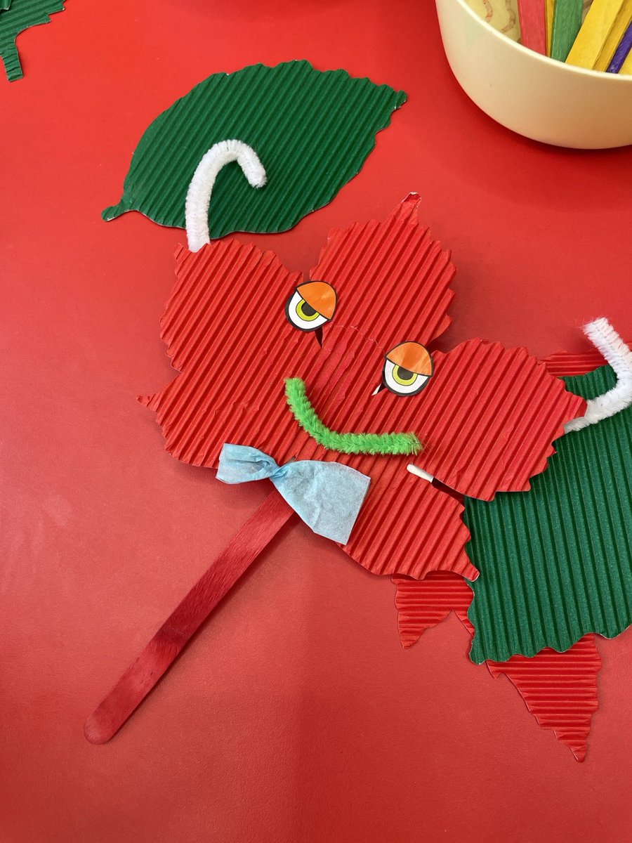 GreenwichLibs's tweet image. We enjoyed a crafty #MessyMorning at #PlumsteadLibrary today! We made We made some lovely leaf people with corrugated paper leaves today, to mark the season of Autumn starting! 🍁 Join the fun every Thursday from 10.30-11.30am to borrow books + #Craft! 📚 #LoveYourLibrary