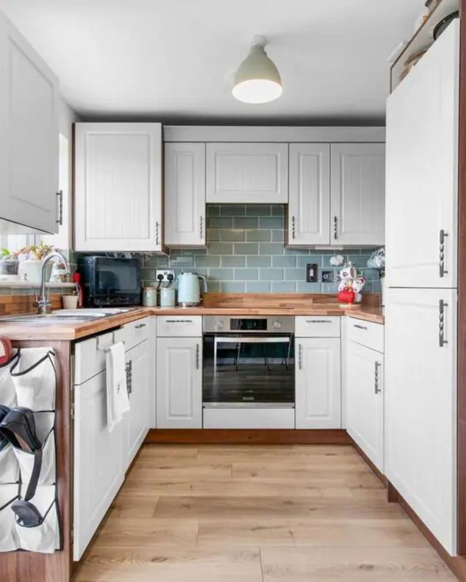 📍 Ffordd Y Mileniwm, Barry CF62 5BD

2 bed mid-terrace – well presented &amp; conveniently located. Lounge, kitchen/breakfast room, two double bedrooms, shower room, larger than average south-facing garden &amp; allocated parking. 

Asking Price: £230,000
