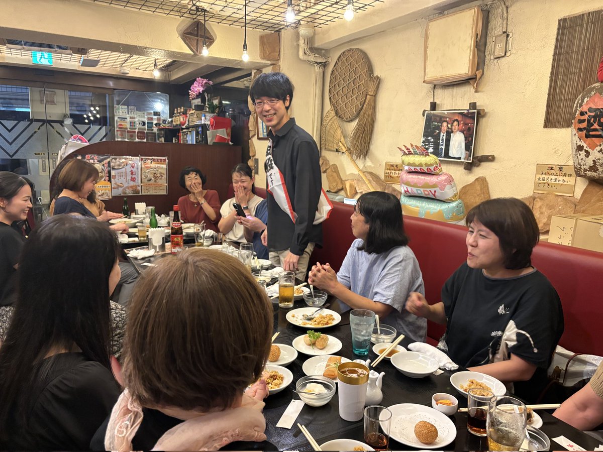 ensembleFlowEF's tweet image. 8/24の #渡辺研一郎 先生 のお誕生日から早や１ヶ月近くたちましたが、やっとお誕生日会が開催できました🎂アンフロの宝💎✨研一郎先生、これからもよろしくお願いします👓💕コンクールの賞状とトロフィー🏆を持ってみんなでパシャリ📷
銅賞を初めて見たという #相澤直人 先生、なんかごめんなさい😂