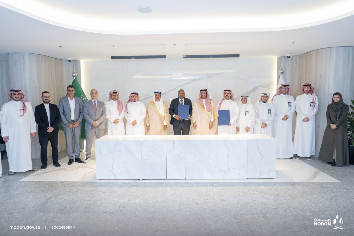 modon_ksa's tweet image. أبرم سعادة الرئيس التنفيذي لـ #مدن عقد تأسيس مركز مدن للتميز في الذكاء الاصطناعي (AICE) بين مدن وتحالف شركتي @asasco_sa و @Takween_AI، في خطوة نوعية تعزز الابتكار وتفتح آفاقاً جديدة أمام المستثمرين.

ويهدف المركز إلى تقديم خدمات وحلول الذكاء الاصطناعي الذكية لدعم الكفاءة…