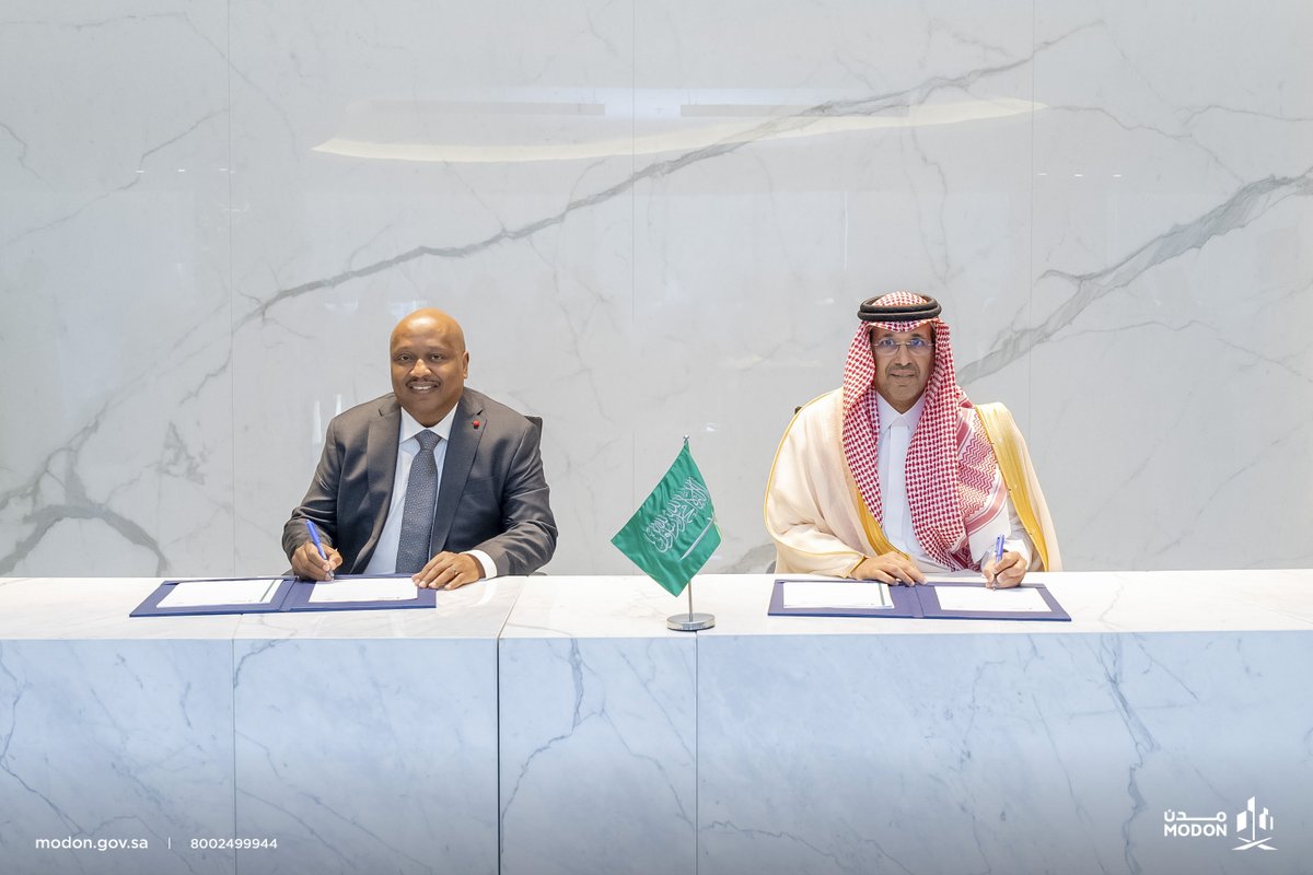 modon_ksa's tweet image. أبرم سعادة الرئيس التنفيذي لـ #مدن عقد تأسيس مركز مدن للتميز في الذكاء الاصطناعي (AICE) بين مدن وتحالف شركتي @asasco_sa و @Takween_AI، في خطوة نوعية تعزز الابتكار وتفتح آفاقاً جديدة أمام المستثمرين.

ويهدف المركز إلى تقديم خدمات وحلول الذكاء الاصطناعي الذكية لدعم الكفاءة…