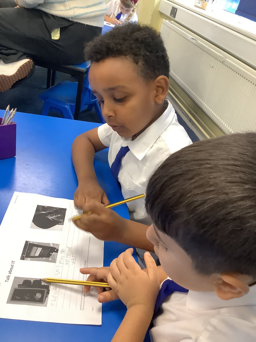 AbbeyPrimary's tweet image. #y2 worked together to discuss IT in the world before writing their ideas down. #computing