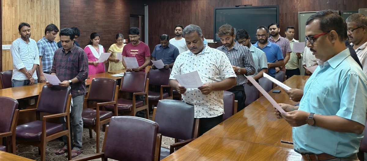 RrrlfKolkata's tweet image. On the occasion of #SwachhataHiSeva2025 campaign, @DrAPSingh_BHU administered pledge among the staff members of @RrrlfKolkata. He also urged to all officials to spread the campaign to their respective residential areas.
#BooksforAll
#LibrariesforAll
