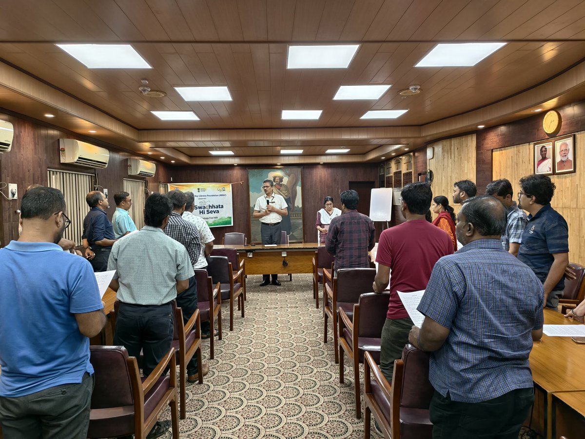 RrrlfKolkata's tweet image. On the occasion of #SwachhataHiSeva2025 campaign, @DrAPSingh_BHU administered pledge among the staff members of @RrrlfKolkata. He also urged to all officials to spread the campaign to their respective residential areas.
#BooksforAll
#LibrariesforAll
