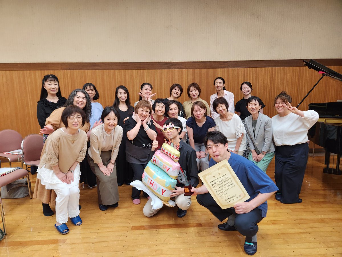 ensembleFlowEF's tweet image. 8/24の #渡辺研一郎 先生 のお誕生日から早や１ヶ月近くたちましたが、やっとお誕生日会が開催できました🎂アンフロの宝💎✨研一郎先生、これからもよろしくお願いします👓💕コンクールの賞状とトロフィー🏆を持ってみんなでパシャリ📷
銅賞を初めて見たという #相澤直人 先生、なんかごめんなさい😂