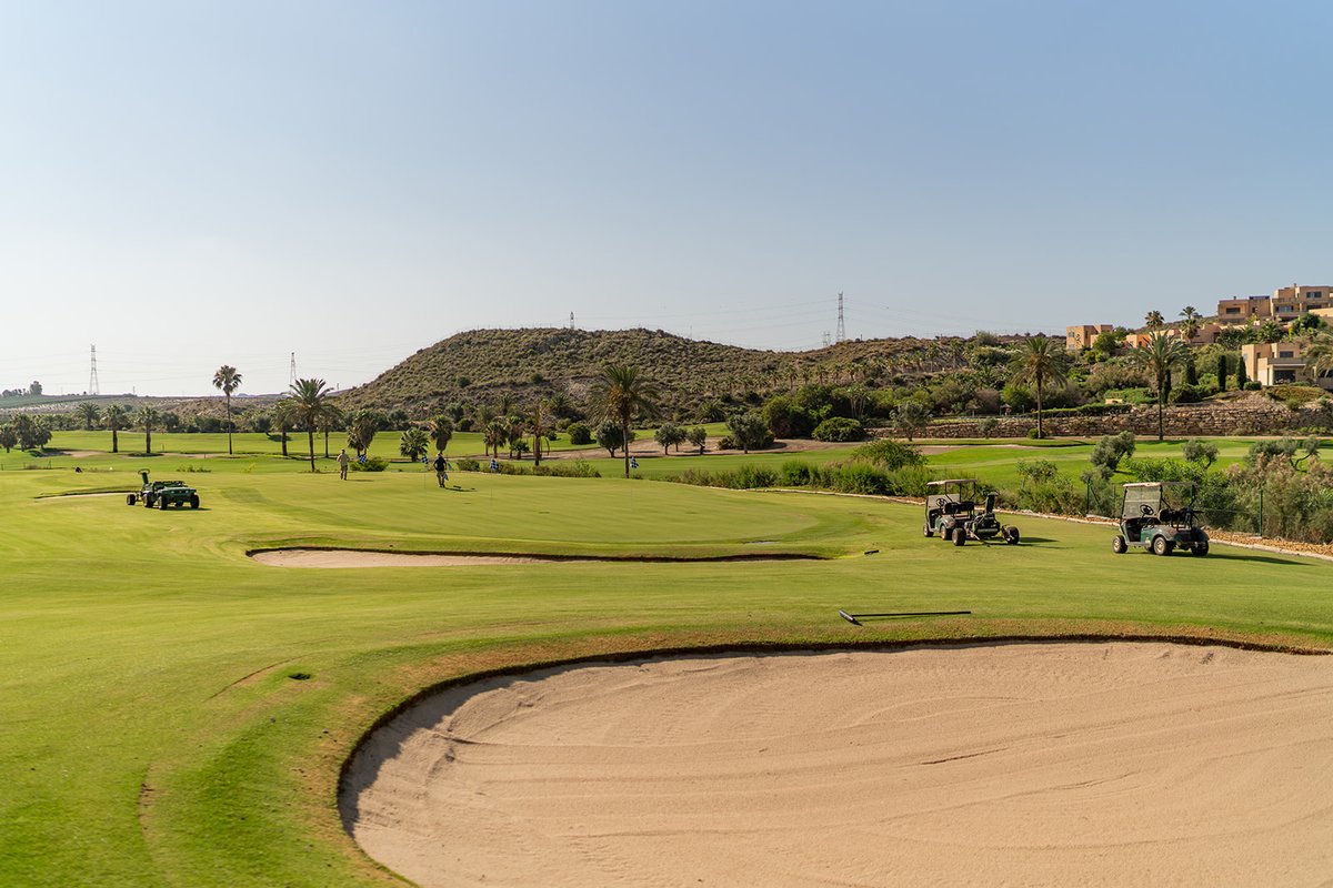 ¡Comenzamos nuestra temporada alta y nuestro equipo de mantenimiento está a todo vapor para tener nuestro campo al 100%!
Muchos de vosotros dejáis por unos días el frío otoño del norte de Europa para  volver a Valle del Este y disfrutar del tiempo primaveral de estos meses 🏌