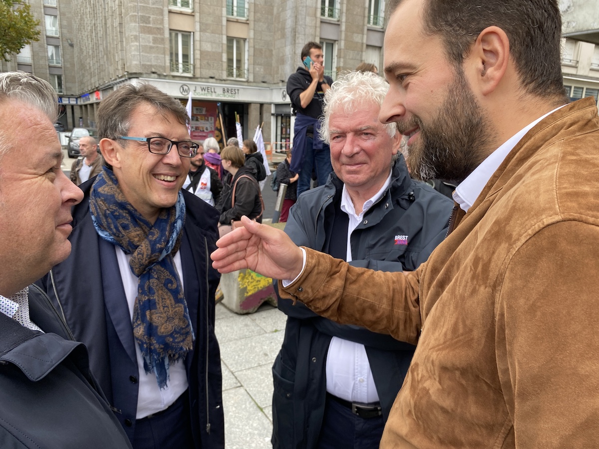fede_PS29's tweet photo. Une marée humaine 

Au moins 10 000 personnes ont  manifesté à #Brest. 
Présents en nombre, les socialistes ont défilé avec le député européen Christophe Clergeau, présent dans la cité du Ponant pour une journée consacrée aux enjeux maritimes. https://t.co/C4Q529JU55